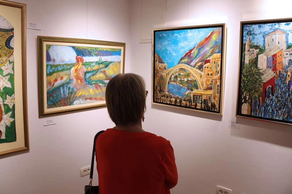 Izložba 'Mostar u srcu' okupila 37 umjetnika i više od 70 radova